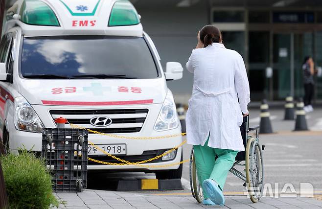 [서울=뉴시스] 홍효식 기자 = 의정갈등으로 병원을 떠났던 전공의들이 복귀 논의에 앞서 수련 환경 개선과 수련 연속성 보장 등 대정부 3대 요구안을 확정한 가운데 지난 21일 서울 시내 한 대학병원에서 의료진들이 이동하고 있다. 2025.07.21. yesphoto@newsis.com