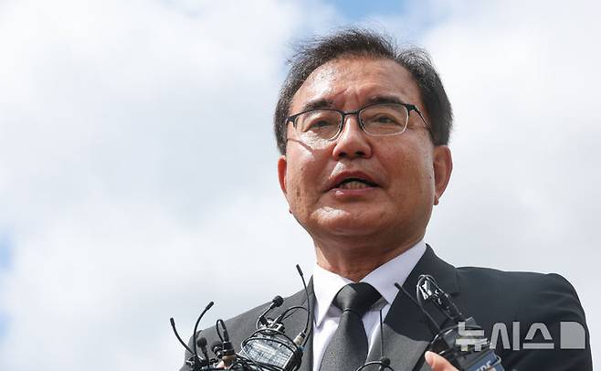 [세종=뉴시스] 강종민 기자 = 순직 해병 수사 외압 사건을 맡은 이명현 특별검사가 1일 대전 국립현충원 채상병 묘역을 참배한 뒤 기자들의 질문에 답하고 있다. (공동취재) 2025.07.01. photo@newsis.com