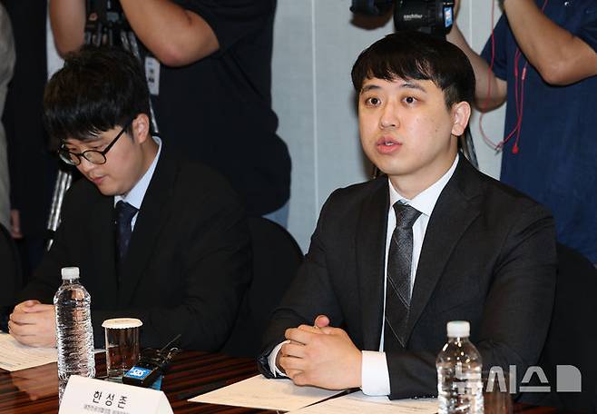 [서울=뉴시스] 김진아 기자 = 25일 오전 서울 중구 더플라자호텔에서 열린 수련협의체 제1차 회의에서 한성존 대한전공의협의회 비상대책위원장이 모두발언을 하고 있다. (공동취재) 2025.07.25. photo@newsis.com