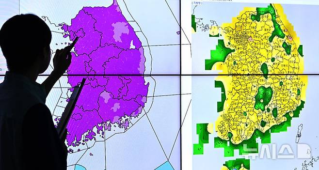 [수원=뉴시스] 김종택 기자 = 전국 대부분 지역에 폭염경보가 발효된 27일 경기 수원시 수도권기상청에서 예보관이 폭염 상황을 모니터링 하고 있다. 이날 기상청은 "전국에 폭염특보가 발효된 가운데 최고체감온도가 35도 내외로 올라 매우 무덥겠으니 온열질환에 각별한 주의가 필요하다"고 예보했다. 2025.07.27. jtk@newsis.com