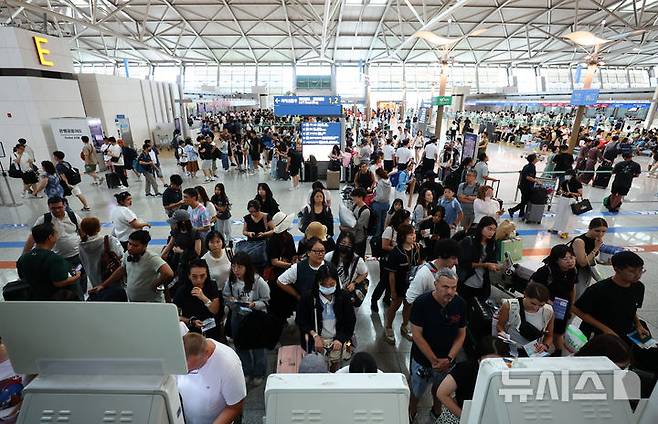 [인천공항=뉴시스] 황준선 기자 = 본격적인 여름 휴가철을 맞은 27일 오전 인천국제공항 제1터미널 출국장이 승객들로 붐비고 있다. 2025.07.27. hwang@newsis.com