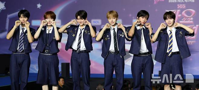 [고양=뉴시스] 김혜진 기자 = 그룹 NCT위시가 26일 오후 경기 고양 일산서구 킨텍스에서 열린 2025 SBS 가요대전 써머(Summer) 블루카펫에서 포즈를 취하고 있다. 이날 블루카펫 행사에는 유스피어, 비:퍼스트, 아홉, 올데이 프로젝트, 싸이커스, 이즈나, 미야오, 폴킴, NCT WISH, 엔믹스, 잔나비, 아이브, 엔시티 127, 있지가 참석했다. 2025.07.26. jini@newsis.com