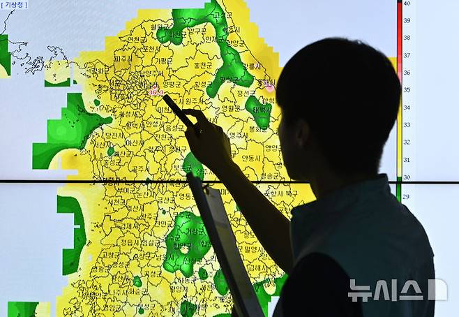 [수원=뉴시스] 김종택 기자 = 전국 대부분 지역에 폭염경보가 발효된 27일 경기 수원시 수도권기상청에서 예보관이 폭염 상황을 모니터링 하고 있다. 이날 기상청은 "전국에 폭염특보가 발효된 가운데 최고체감온도가 35도 내외로 올라 매우 무덥겠으니 온열질환에 각별한 주의가 필요하다"고 예보했다. 2025.07.27. jtk@newsis.com