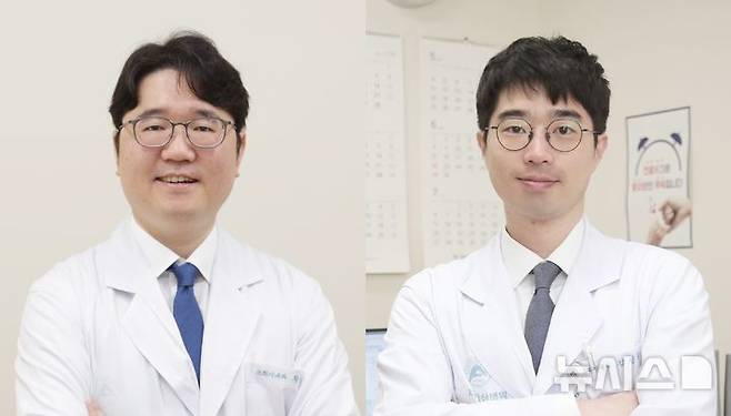 [서울=뉴시스] ] 왼쪽부터 황성욱·김민규 서울아산병원 소화기내과 교수. (사진= 서울아산병원 제공)