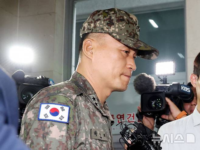 [서울=뉴시스] 김진아 기자 = 박진희 전 군사보좌관이 28일 서울 서초구 순직해병 특검 사무실에 참고인 신분으로 출석하고 있다. 이종섭 전 국방부 장관의 참모진이었던 박 전 보좌관은 2023년 7월 30일 김계환 전 해병대사령관과 박정훈 해병대수사단장이 채상병 사건 초동조사 결과를 이 전 장관에게 보고했던 현장에 동석한 인물이다. 2025.07.28. bluesoda@newsis.com