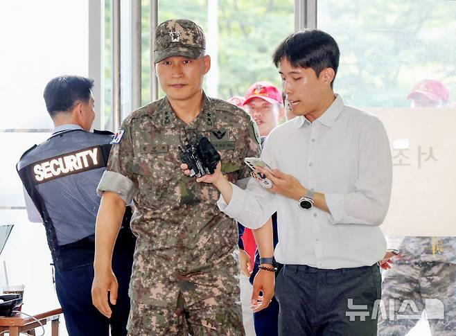 [서울=뉴시스] 김진아 기자 = 박진희 전 군사보좌관이 28일 서울 서초구 순직해병 특검 사무실에 참고인 신분으로 출석하고 있다. 이종섭 전 국방부 장관의 참모진이었던 박 전 보좌관은 2023년 7월 30일 김계환 전 해병대사령관과 박정훈 해병대수사단장이 채상병 사건 초동조사 결과를 이 전 장관에게 보고했던 현장에 동석한 인물이다. 2025.07.28. bluesoda@newsis.com