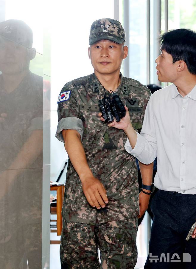 [서울=뉴시스] 김진아 기자 = 박진희 전 군사보좌관이 28일 서울 서초구 순직해병 특검 사무실에 참고인 신분으로 출석하고 있다. 이종섭 전 국방부 장관의 참모진이었던 박 전 보좌관은 2023년 7월 30일 김계환 전 해병대사령관과 박정훈 해병대수사단장이 채상병 사건 초동조사 결과를 이 전 장관에게 보고했던 현장에 동석한 인물이다. 2025.07.28. bluesoda@newsis.com