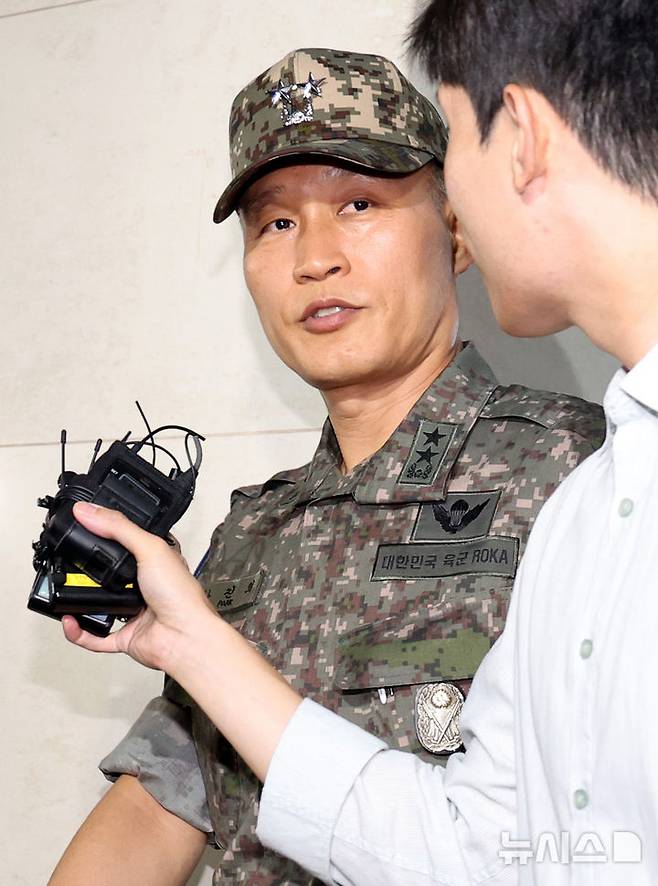 [서울=뉴시스] 김진아 기자 = 박진희 전 군사보좌관이 28일 서울 서초구 순직해병 특검 사무실에 참고인 신분으로 출석하고 있다. 이종섭 전 국방부 장관의 참모진이었던 박 전 보좌관은 2023년 7월 30일 김계환 전 해병대사령관과 박정훈 해병대수사단장이 채상병 사건 초동조사 결과를 이 전 장관에게 보고했던 현장에 동석한 인물이다. 2025.07.28. bluesoda@newsis.com