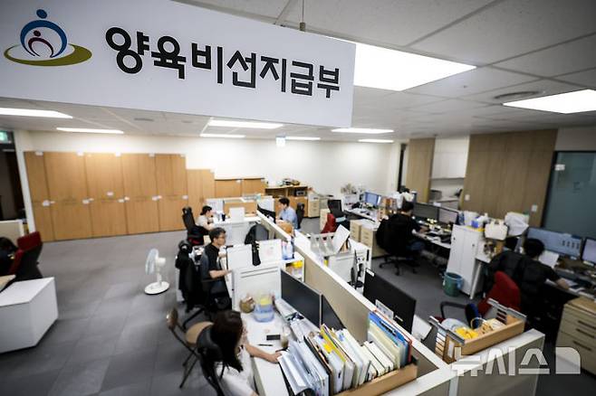 [서울=뉴시스] 정병혁 기자 = 지난 1일 서울 중구 양육비이행관리원 양육비선지급부에서 직원들이 업무를 보고 있다. 2025.07.01. jhope@newsis.com