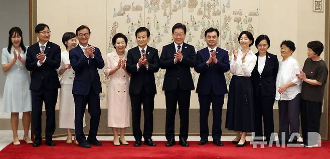 [서울=뉴시스] 최동준 기자 = 이재명 대통령이 28일 서울 용산 대통령실 청사에서 신임 국무위원 및 국세청장에게 임명장을 수여한 뒤 참석자들과 기념촬영을 하고 있다.이 대통령은 안규백 국방부 장관, 정동영 통일부 장관, 전재수 해양수산부 장관, 한성숙 중소벤처기업부 장관, 임광현 국세청장에게 임명장을 수여했다. (대통령실통신사진기자단) 2025.07.28. photocdj@newsis.com