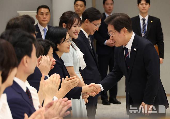 [서울=뉴시스] 최동준 기자 = 이재명 대통령이 28일 서울 용산 대통령실 청사에서 열린 신임 국무위원 및 국세청장 임명장 수여식에서 한성숙 중소벤처기업부 장관과 악수하고 있다. (대통령실통신사진기자단) 2025.07.28. photocdj@newsis.com