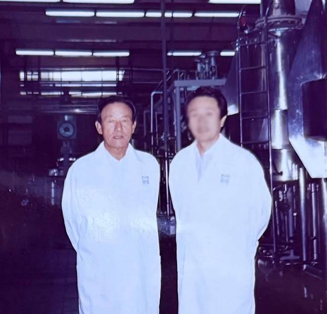 [서울=뉴시스] 김정완 회장이 SNS에 게재한 매일유업 창업주 고(故) 김복용(왼쪽) 선대회장. (사진=김정완 회장 SNS 캡처)  *재판매 및 DB 금지