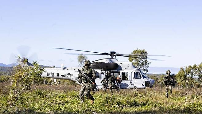 [서울=뉴시스] 해병대는 지난 3일부터 27일까지 호주 북동부 일대에서 미국, 호주 등과 함께 2025년 탈리스만 세이버 연합훈련에 참가해 연합작전 수행능력을 향상했다.사진은 2025 탈리스만 세이버 훈련 간 해병대 마린온을 이용해 소대급 소규모 상륙훈련을 실시하고 있다. (사진=해병대사령부 제공) 2025.07.28. photo@newsis.com *재판매 및 DB 금지