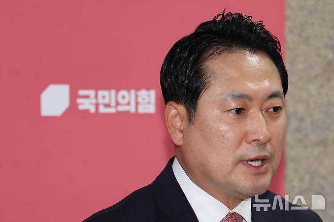 [서울=뉴시스] 김명년 기자 = 장동혁 국회 법제사법위원회 국민의힘 간사가 28일 오후 서울 여의도 국회에서 더불어민주당의 상법 개정안 강행처리 관련 입장을 밝히고 있다. 2025.07.28. kmn@newsis.com
