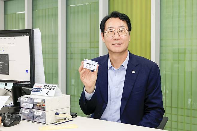 [화성=뉴시스]정명근 화성시장이 25일 병점1동 행정복지센터에서 민생회복 소비쿠폰을 발급 받은 후 기념촬영을 하고 있다.(사진=화성시 제공)2025.07.25.photo@newsis.com *재판매 및 DB 금지