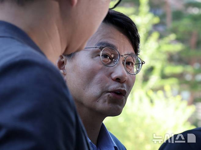 [서울=뉴시스] 배훈식 기자 = 공천 개입 의혹을 받고 있는 윤상현 국민의힘 의원이 지난 27일 오전 서울 종로구 김건희 특검팀(특별검사 민중기) 사무실에 출석하며 취재진의 질문에 답변하고 있다. 2025.07.28. dahora83@newsis.com