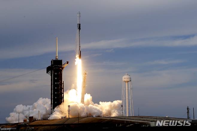 [케이프커내버럴=AP/뉴시스] 러시아 연방우주공사(로스코스모스) 대표단이 31일(현지 시간) 미국 플로리다주 케이프 커내버럴에서 예정된 '크루 드래건' 유인 우주선 발사에 초대됐다. 2023년 5월21일 자료 사진에서 크루 드래건을 탑재한 팰컨9 로켓이 케이프 커내버럴 케네디 우주센터에서 발사되고 있다. 2025.07.28.