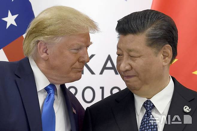 [오사카=AP/뉴시스]2019년 6월29일 일본 오사카에서 열린 주요 20개국(G20) 정상회의에 참석한 도널드 트럼프 미 대통령과 시진핑(習近平) 중국 국가주석. 트럼프 대통령은 중국과의 무역 협상에 타격을 주지 않고 시진핑 주석과의 회담을 성사시키는 데 도움을 주기 위해 중국에 대한 기술 수출 제한을 동결시켰다고 파이낸셜 타임스(FT)가 28일 보도했다. 2025.07.28.