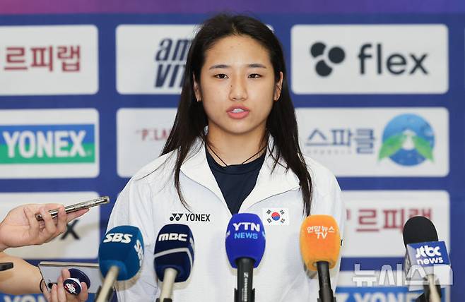 [인천공항=뉴시스] 권창회 기자 = '슈퍼 1000 슬램'에 도전했던 배드민턴 안세영이 28일 인천국제공항 제1여객터미널을 통해 귀국해 취재진 질문에 답변하고 있다. 2025.07.28. kch0523@newsis.com