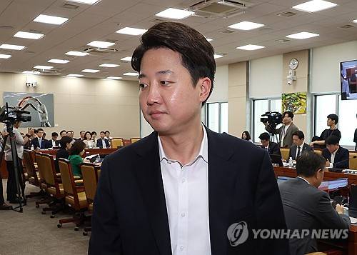 이준석 개혁신당 대표 \개혁신당 이준석 의원이 7일 서울 여의도 국회에서 열린 과학기술정보방송통신위원회 전체회의에서 잠시 회의장을 나가고 있다. 2025.7.7 [연합뉴스 자료사진]
