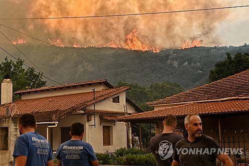 산불 피해 이어지는 그리스 [로이터=연합뉴스 제공]