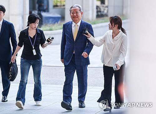 이상민 전 행안부 장관, 내란특검 출석 (서울=연합뉴스) 서대연 기자 = 이상민 전 행정안전부 장관이 25일 내란특검 조사를 받기 위해 특검팀 사무실이 마련된 서울 서초구 서울고등검찰청으로 향하고 있다. 2025.7.25 dwise@yna.co.kr