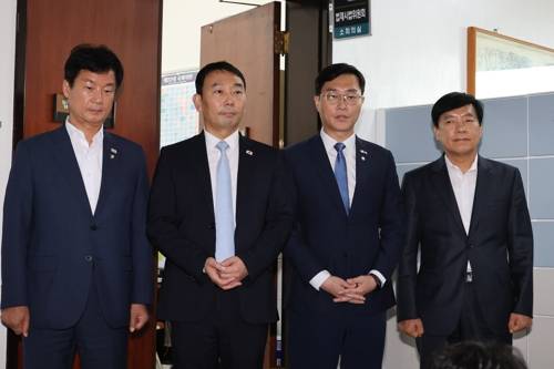 상법개정안 여당 주도 법사소위 통과 상법개정안 여당 주도 법사소위 통과     (서울=연합뉴스) 김주성 기자 = 더불어민주당 장경태 의원 등 여당 법제사법위원회 위원들이 28일 국회 법사위 법안심사소위에서 집중투표제를 의무화하고 감사위원 분리 선출을 확대하는 내용의 상법 개정안을 여당 주도로 통과시킨 후 취재진에게 내용을 설명하고 있다.      왼쪽부터 더불어민주당 박균택·김용민·장경태·이성윤 의원. 2025.7.28     utzza@yna.co.kr (끝)   <저작권자(c) 연합뉴스, 무단 전재-재배포, AI 학습 및 활용 금지>