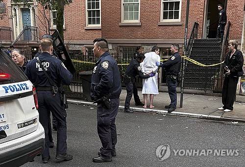 지난 5월 뉴욕에서 가상화폐 납치범이 체포되는 모습 [AP 연합뉴스]