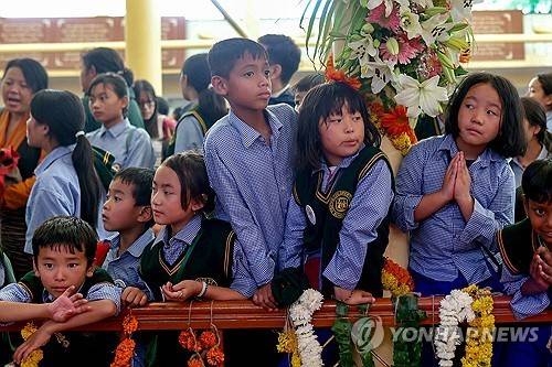 달라이 라마 90세 생일 축하하는 티베트 어린이들 [AFP 연합뉴스 자료사진]