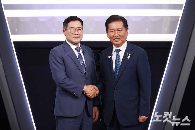 박찬대, 정청래 더불어민주당 당대표 후보가 27일 오후 서울 여의도 KBS 신관 공개홀에서 TV토론회 시작 전 악수를 하며 포즈를 취하고 있다. 국회사진기자단