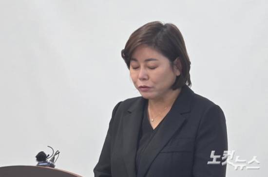 전윤미 전주시의원이 28일 시청에서 기자회견을 열어 자신의 업체 등에 예산 몰아주기 논란과 관련해 사과하고 있다. 최명국 기자