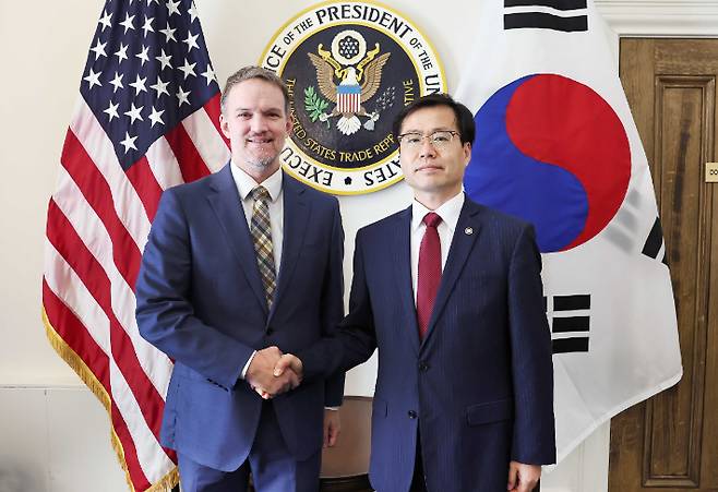 여한구 산업통상자원부 통상교섭본부장이 지난 25일(현지시간) 미국 워싱턴 DC 미국무역대표부 회의실에서 제이미슨 그리어 미국무역대표부 대표와 한미 관세 협상 진전 방안 등에 대한 논의에 앞서 기념촬영을 하는 모습. 연합뉴스