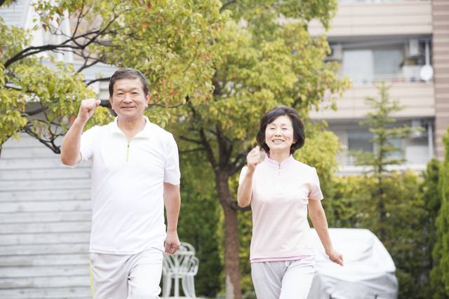 매일 7000보 걷기와 1만보 걷기의 건강 개선 효과 차이는 크지 않다는 연구 결과가 나왔다. 1만보 걷기는 1964년 도쿄올림픽이 끝난 후 일본 만보계(계수기) 업체의 마케팅으로 인해 최근까지도 비공식 ‘건강의 기준’으로 인식됐다. 사진은 기사의 특정 사실과 관련 없음. 이미지투데이