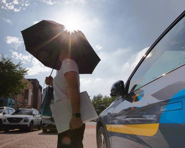 여름철 직사광선에 노출된 차량의 실내 온도는 90℃까지 치솟을 수 있다. 실외 주차 때는 창문을 약간 열어놓거나 햇빛가리개를 사용하면 차량 실내 온도를 낮추는 데 효과적이다. 한국교통안전공단