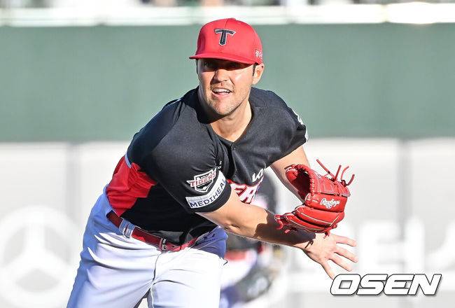 [OSEN=부산, 이석우 기자] 27일 부산 사직야구장에서 2025 신한 SOL 뱅크 KBO 리그 롯데 자이언츠와 KIA 타이거즈의 경기가 열렸다. 홈팀 롯데는 나균안이, 방문팀 KIA는 네일이 선발 출전했다.KIA 타이거즈 선발 투수 네일이 역투하고 있다. 2025.07.27 / foto0307@osen.co.kr