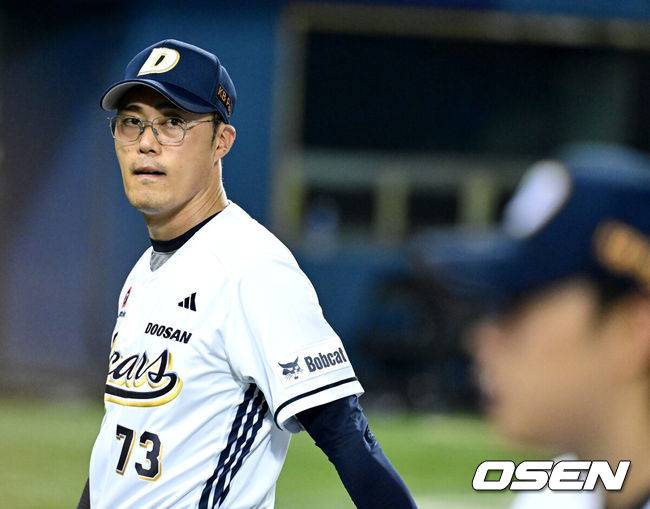 [OSEN=잠실, 최규한 기자] 두산이 타선의 집중력을 앞세워 갈길 바쁜 라이벌 LG의 7연승을 저지했다. 베테랑 좌완투수 고효준은 42세라는 늦은 나이에 승리투수가 되는 기쁨을 안았다.&nbsp;프로야구 두산 베어스는 27일 서울 잠실구장에서 열린 2025 신한 SOL뱅크 KBO리그 LG 트윈스와의 시즌 11차전에서 9-6으로 승리했다.경기를 마치고 승리한 두산 조성환 감독이 선수들과 인사를 나눈 뒤 그라운드를 나서고 있다. 2025.07.27 /