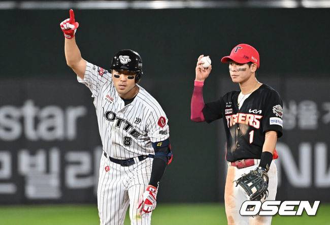 [OSEN=부산, 이석우 기자] 27일 부산 사직야구장에서 2025 신한 SOL 뱅크 KBO 리그 롯데 자이언츠와 KIA 타이거즈의 경기가 열렸다. 홈팀 롯데는 나균안이, 방문팀 KIA는 네일이 선발 출전했다.롯데 자이언츠 전준우가 8회말 2사 2,3루 우중간 2타점 2루타를 치고 세리머니를 하고 있다. 2025.07.27 / foto0307@osen.co.kr