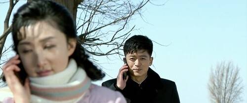 조선중앙TV 드라마 '백학벌의 새봄' 속 연인인 경미와 영덕이 대화하고 있다. 조선중앙TV 캡처