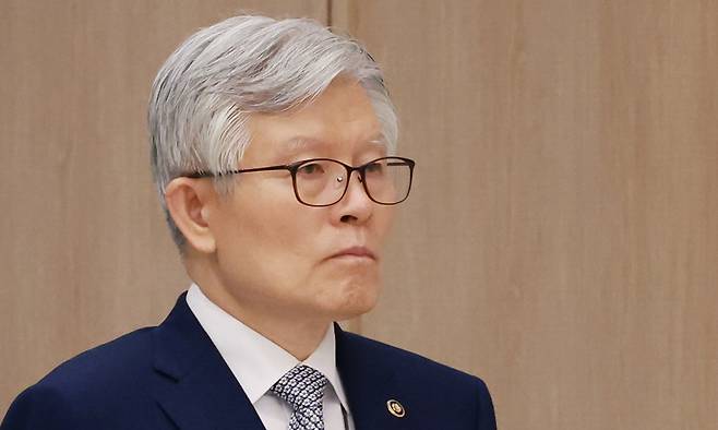 최동석 인사혁신처장이 23일 서울 용산 대통령실 청사에서 열린 임명장 및 위촉장 수여식에 참석해 있다. 대통령실통신사진기자단