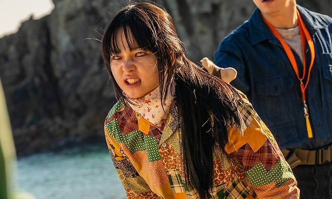 30일 개봉하는 영화 ‘좀비딸’은 맹수 전문 사육사 ‘정환’(조정석)이 좀비 바이러스에 감염된 딸 ‘수아’(최유리)를 지키기 위해 분투하는 이야기를 그린 코미디 영화다. 영화사 NEW 제공