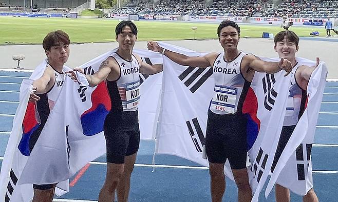 김정윤(왼쪽부터), 이재성, 나마디 조엘진, 서민준