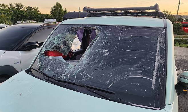 28일 오후 울산 북구의 한 병원 주차장에서 30대 남성이 20대 여성에게 흉기를 휘둘러 다치게 한 사건이 발생했다. 사진은 피의자가 도주를 시도하려 탑승한 차량 유리가 시민들에 의해 깨져 있는 모습. 연합뉴스