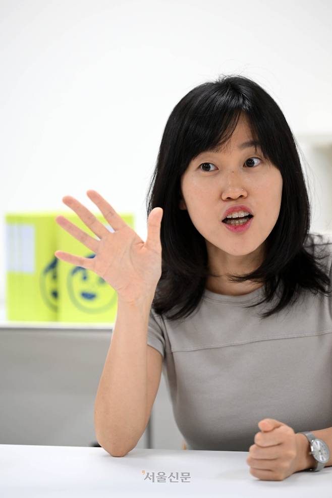 최근 장편소설 ‘꽤 낙천적인 아이’ 출간을 계기로 27일 서울 강남구 민음사 본사에 있는 스튜디오에서 만난 원소윤은 “써 놓은 글이 엄청 많고 앞으로도 쓸 게 많으니 계속 찾아 주셨으면 좋겠다”고 말했다. 홍윤기 기자