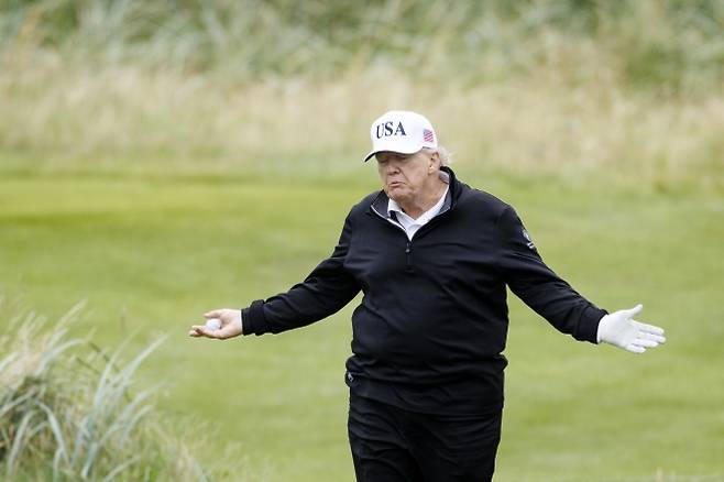 골프 중 취재진에 손짓하는 트럼프 대통령 - 도널드 트럼프 미국 대통령이 27일(현지시간) 스코틀랜드 턴베리의 트럼프 골프장에서 라운딩 도중 취재진을 향해 손짓하고 있다. 트럼프 대통령은 사유지 방문 일정과 함께 키어 스타머 영국 총리와의 회담도 예정돼 있다. EPA 연합뉴스