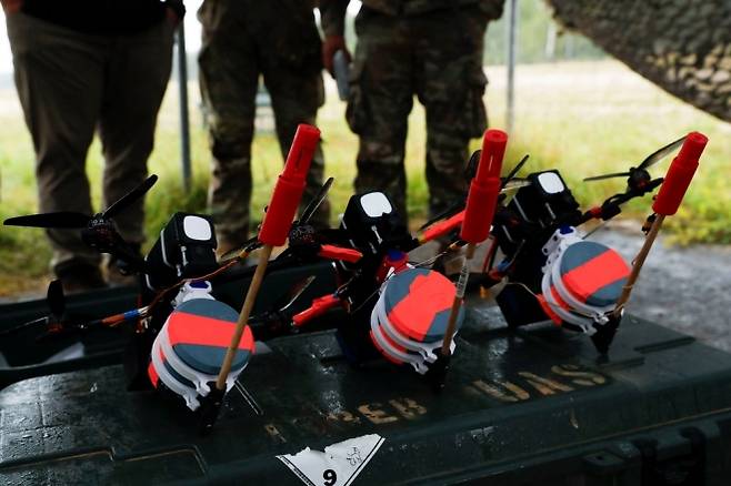 실전 시험 앞둔 미군 자폭 드론 - 장갑차 파괴 훈련에 투입된 미 육군의 자폭형 일인칭시점(FPV) 드론들이 임무 준비를 마치고 대기하고 있다. 원형 모형 탄두와 추진 장치, 조종 시스템이 장착돼 있다. 출처=미 국방부