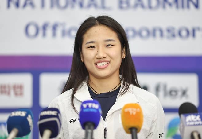 미소 짓는 안세영 - 배드민턴 안세영이 28일 인천국제공항 1터미널을 통해 귀국 후 취재진 질문에 답하고 있다. 안세영은 지난 26일 중국 창저우 올림픽 스포츠센터에서 열린 한웨(중국·3위)와의 세계배드민턴연맹 슈퍼 1000 중국오픈 여자 단식 4강 2게임 도중 기권했다. 2025.7.28 연합뉴스