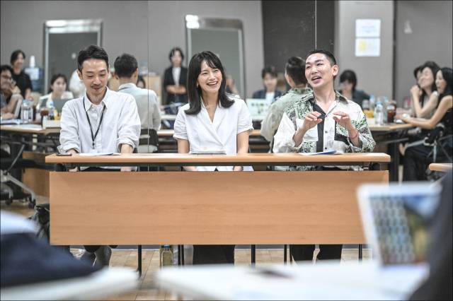 연극 '문 속의 문' 제작진이 22일 서울 세종문화회관에서 인터뷰를 하고 있다. 왼쪽부터 이준우 연출, 백은혜 배우, 김호영 배우 /제공=세종문화회관