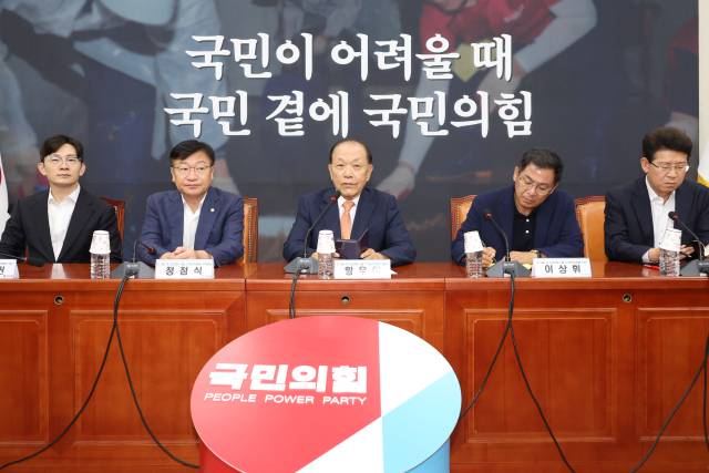 황우여 국민의힘 선거관리위원장이 28일 서울 여의도 국회에서 열린 제4차 당 대표 및 최고위원 선출 선거관리위원회의에서 발언하고 있다. 연합뉴스