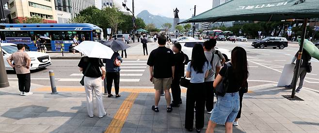 연일 무더위가 지속되는 7월9일 서울 광화문 횡단보도 앞 그늘막에 출근하는 직장인들이 햇빛을 피해 서 있다. ⓒ시사저널 박정훈