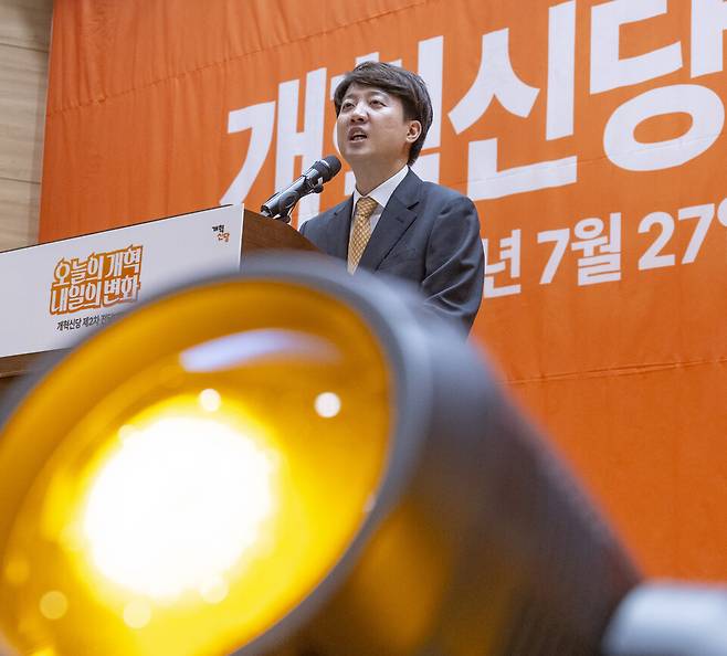 개혁신당 당 대표 선거에서 98% 지지율로 당 대표에 선출된 이준석 의원이 7월27일 국회의원회관 대회의실에서 열린 개혁신당 제2차 전당대회에서 대표직 수락 연설을 하고 있다. ⓒ 연합뉴스